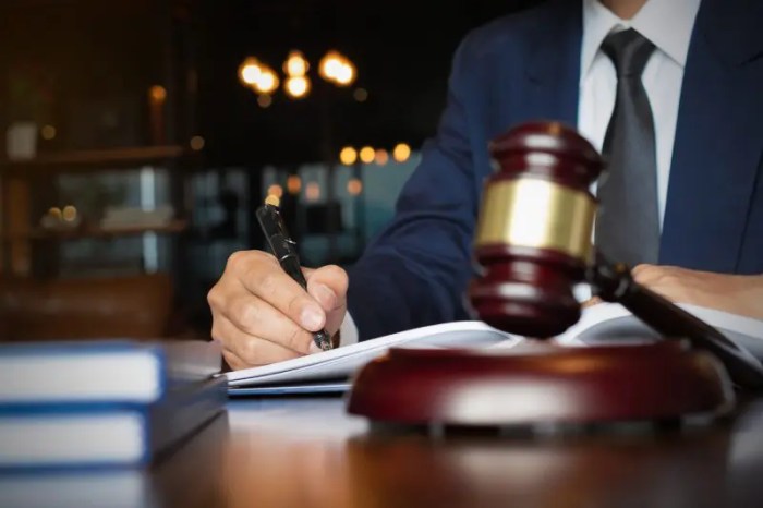 5 Reasons To Hire a Lawyer for Contract Review